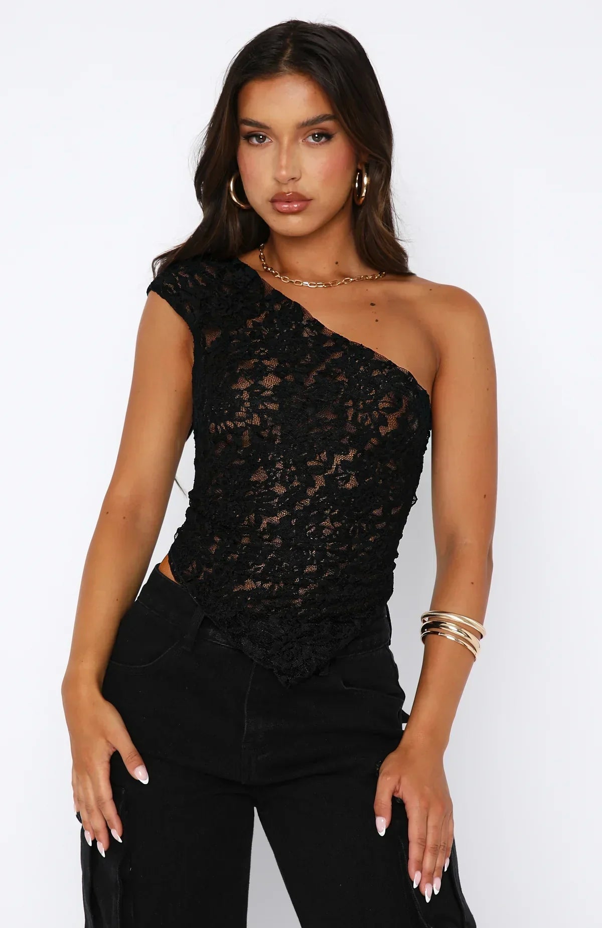 top blouses : Eleanor – Haut court chic asymétrique en dentelle florale in Noir van Seroa
