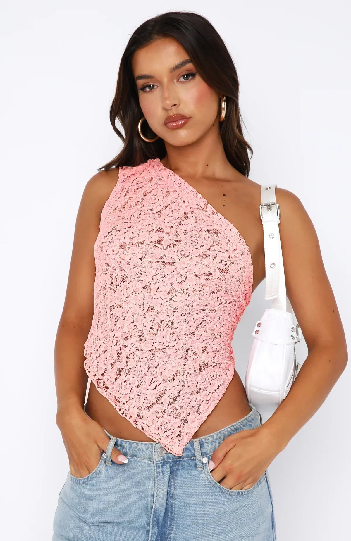 top blouses : Eleanor – Haut court chic asymétrique en dentelle florale in Rose van Seroa