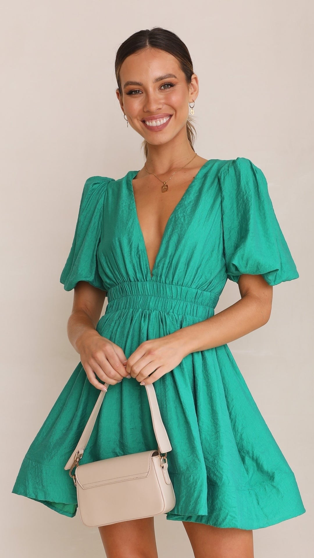 dresses : Amelie – Robe courte élégante en coton avec manches bouffantes et décolleté plongeant en V in Vert van Seroa