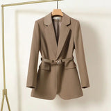 other : Giana - Blazer Chic Ceinturé pour un Style Élégant et Décontracté in Marron van Seroa