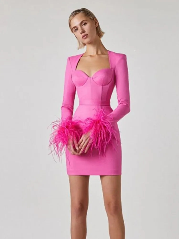 dresses : Zoe – Robe mini structurée de luxe avec poignets à plumes in van Seroa