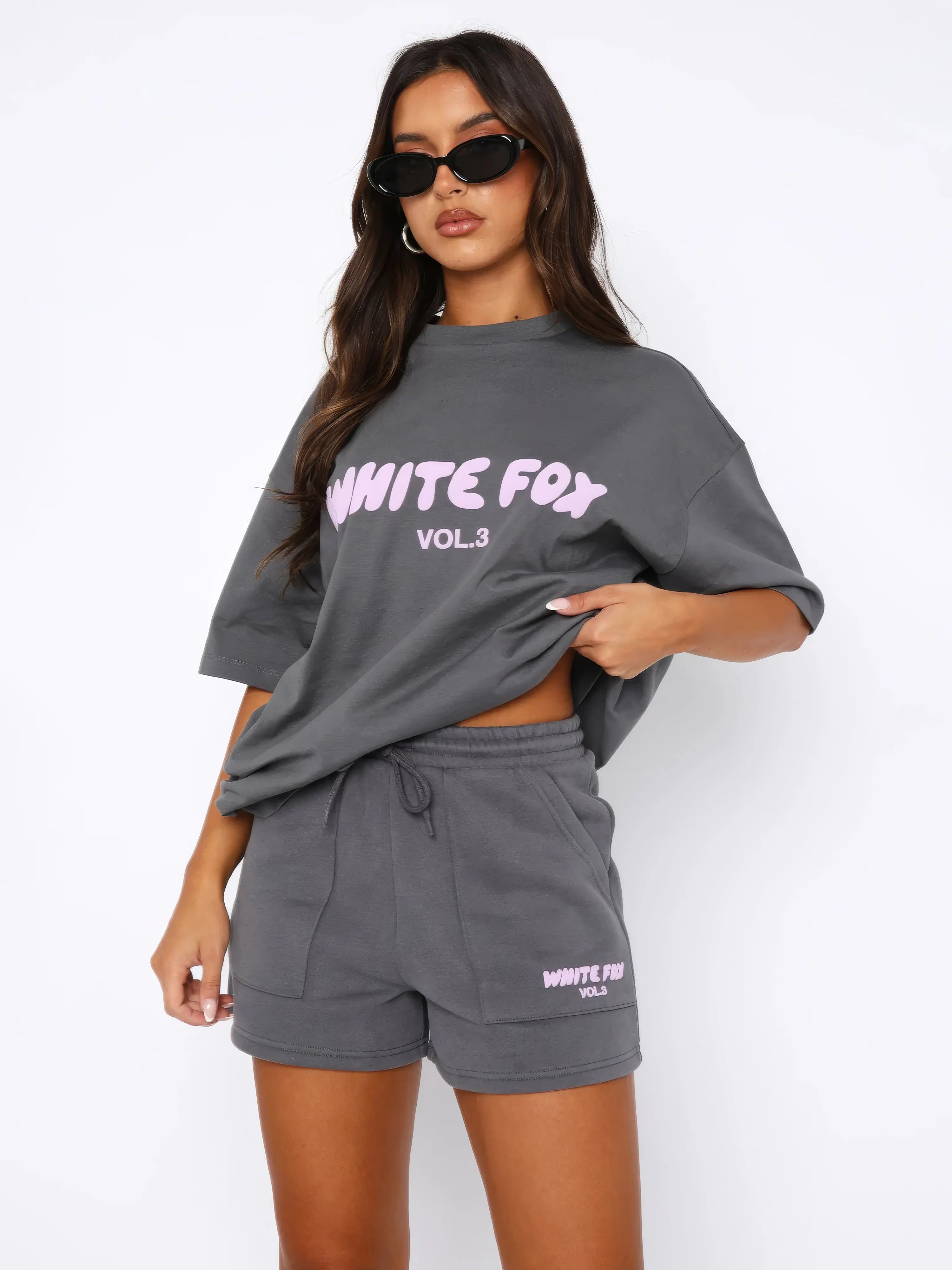 other : Sophie – Ensemble Lounge T-shirt Graphique Oversize et Short à Cordon in Gris foncé van Seroa