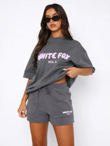 other : Sophie – Ensemble Lounge T-shirt Graphique Oversize et Short à Cordon in Gris foncé van Seroa