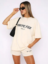 other : Sophie – Ensemble Lounge T-shirt Graphique Oversize et Short à Cordon in Crème van Seroa