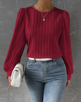 top blouses : Amara – Blouse Élégante Plissée avec Manches Bouffantes in Bourgogne van Seroa