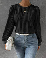 top blouses : Amara – Blouse Élégante Plissée avec Manches Bouffantes in Noir van Seroa