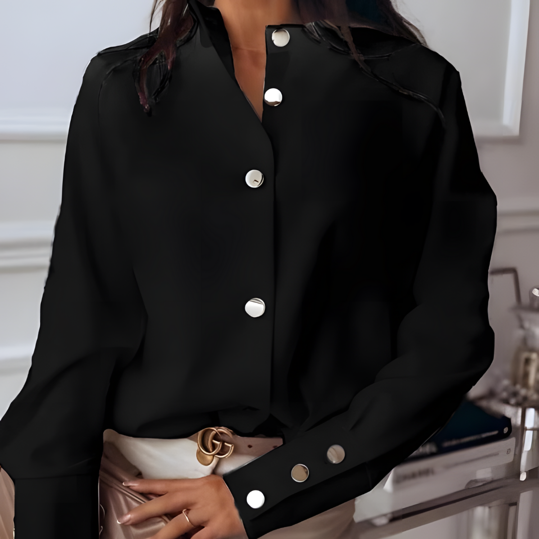 top blouses : Camille – Blouse Chic Asymétrique Boutonnée en Satin in Noir van Seroa