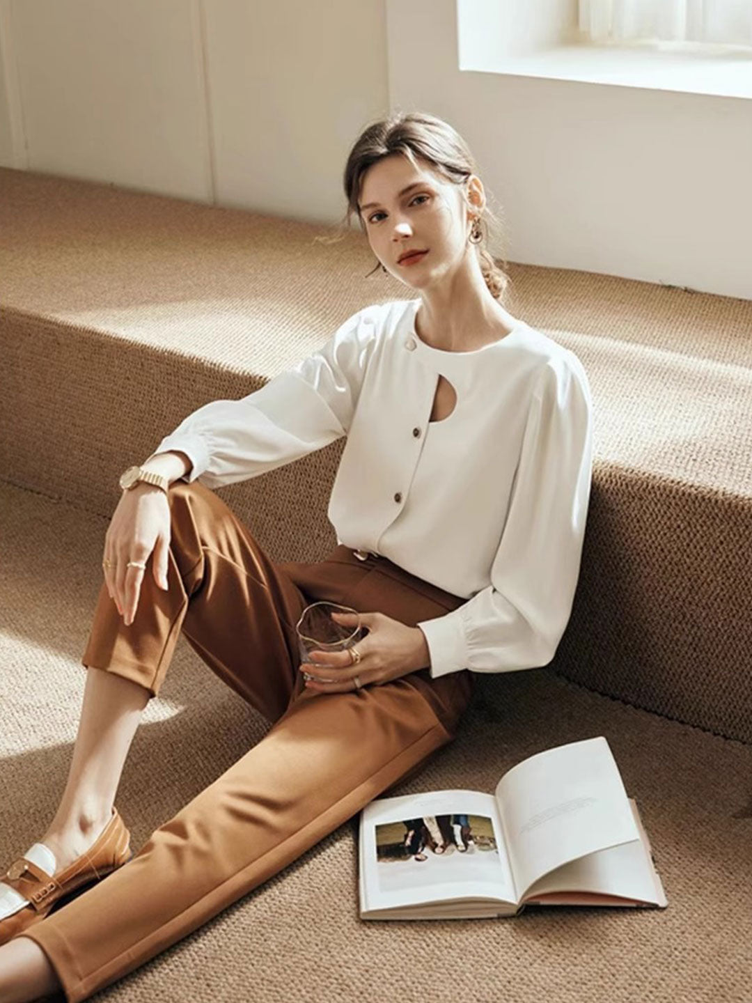 top blouses : Isabelle - Blouse Élégante Boutonnée avec Manches Bouffantes in van Seroa