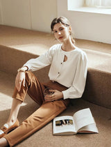 top blouses : Isabelle - Blouse Élégante Boutonnée avec Manches Bouffantes in van Seroa