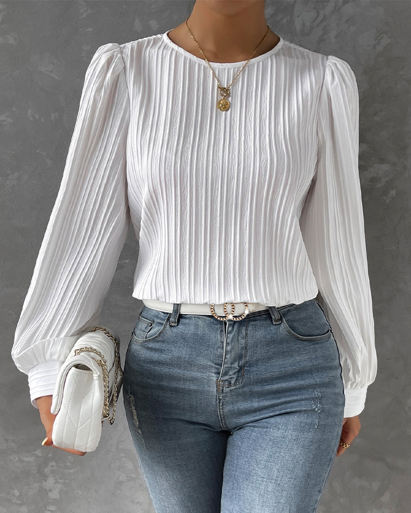 top blouses : Amara – Blouse Élégante Plissée avec Manches Bouffantes in Blanc van Seroa