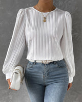 top blouses : Amara – Blouse Élégante Plissée avec Manches Bouffantes in Blanc van Seroa