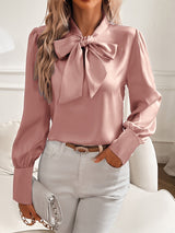 top blouses : Sadie – Élégant Chemisier en Satin à Manches Longues avec Nœud Lavallière in Rose van Seroa