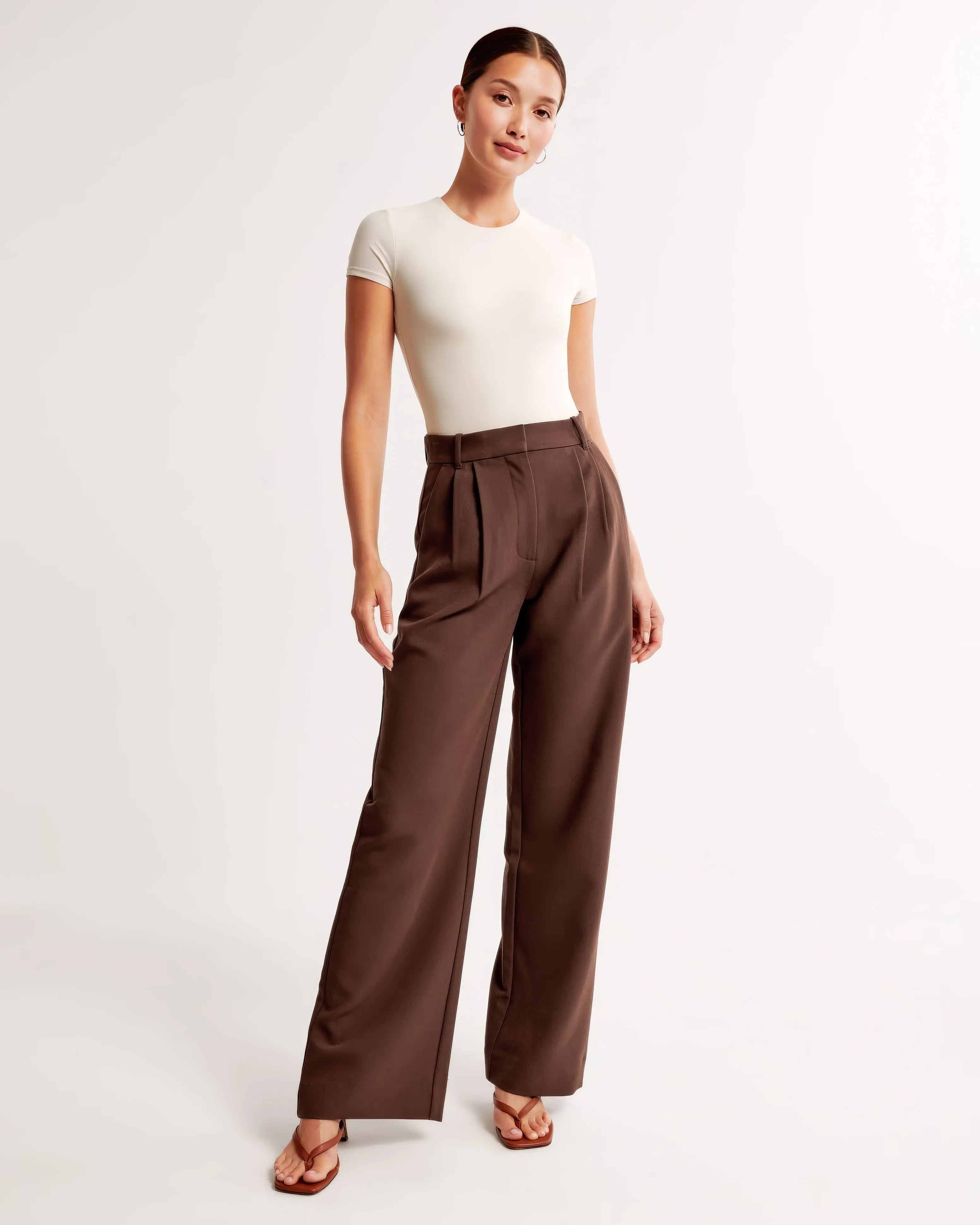 skirts : Lena - Pantalon Élegant Taille Haute à Jambe Large et Coupe Tailleur in Marron van Seroa