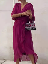 dresses : Alina – Robe Élégante Portefeuille en Mousseline à Col en V et Coupe Fluide in Violet van Seroa