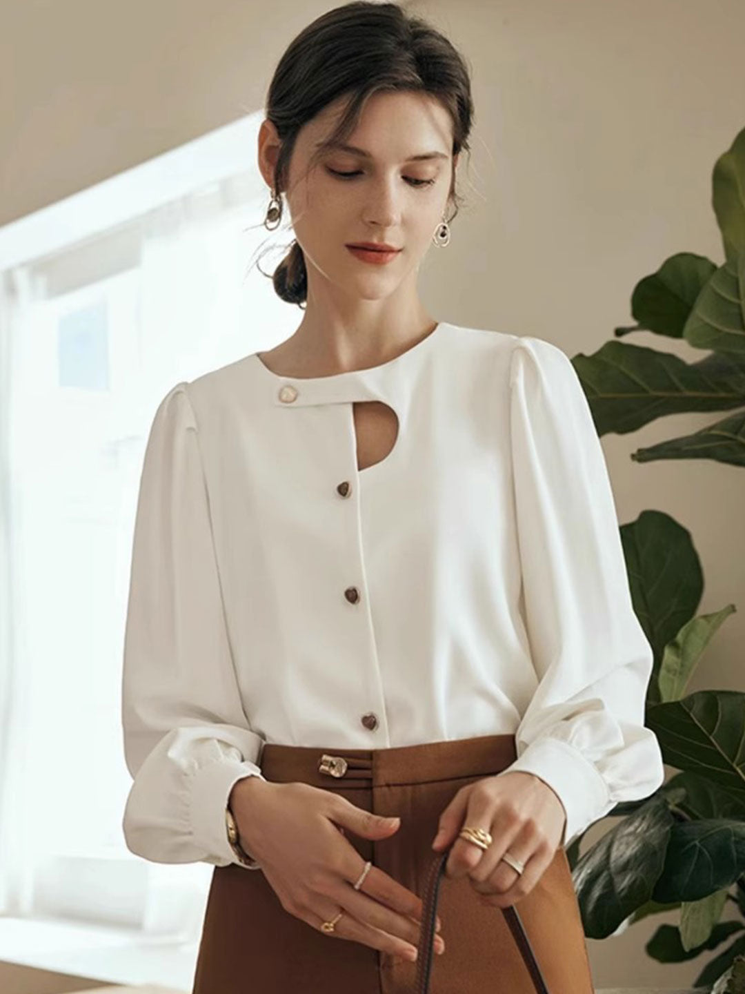 top blouses : Isabelle - Blouse Élégante Boutonnée avec Manches Bouffantes in Blanc van Seroa