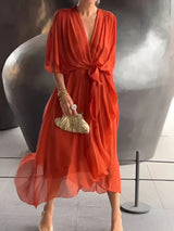 dresses : Alina – Robe Élégante Portefeuille en Mousseline à Col en V et Coupe Fluide in Rouge Orange van Seroa