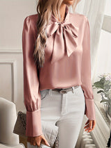 top blouses : Sadie – Élégant Chemisier en Satin à Manches Longues avec Nœud Lavallière in van Seroa