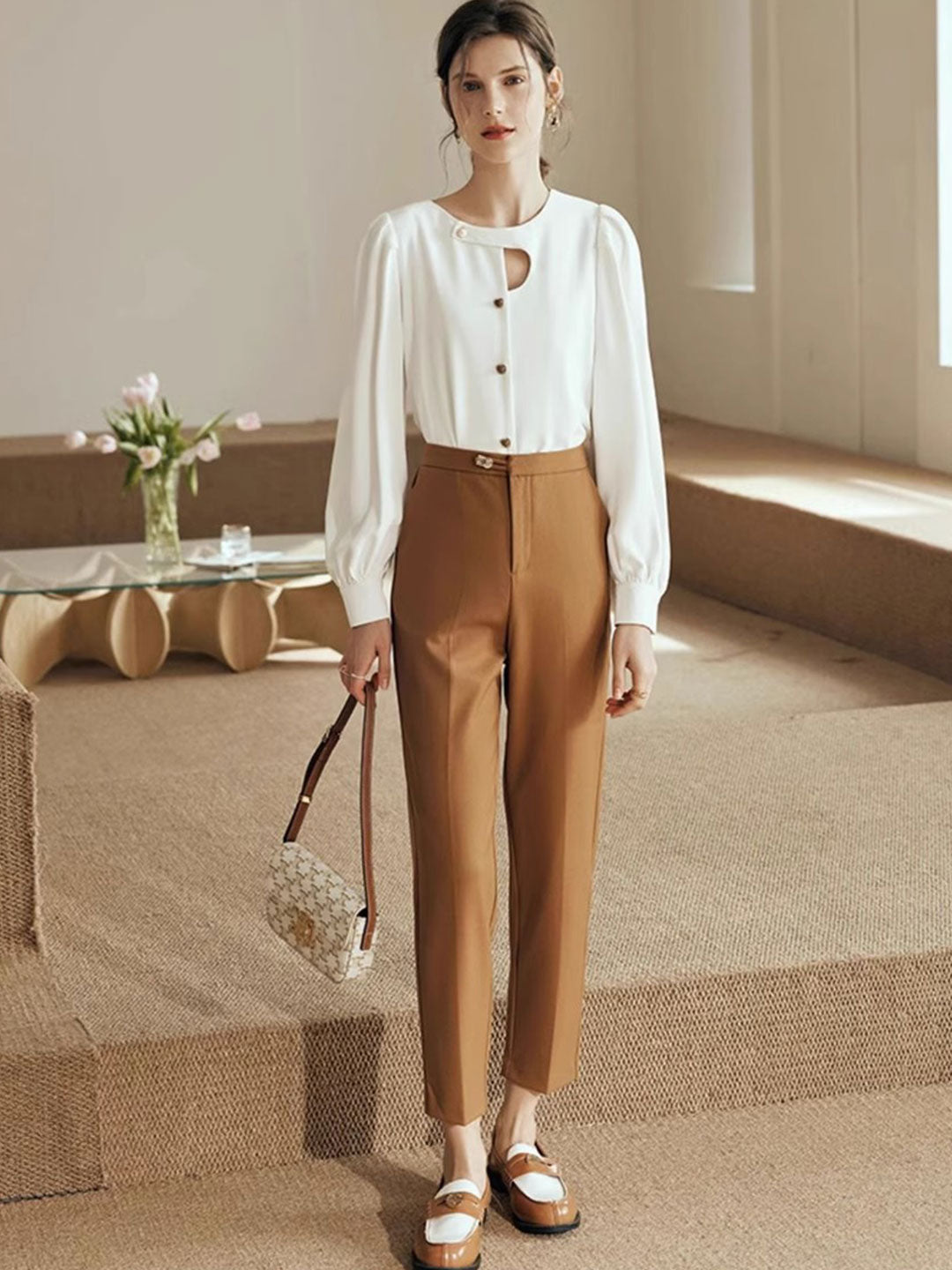 top blouses : Isabelle - Blouse Élégante Boutonnée avec Manches Bouffantes in van Seroa