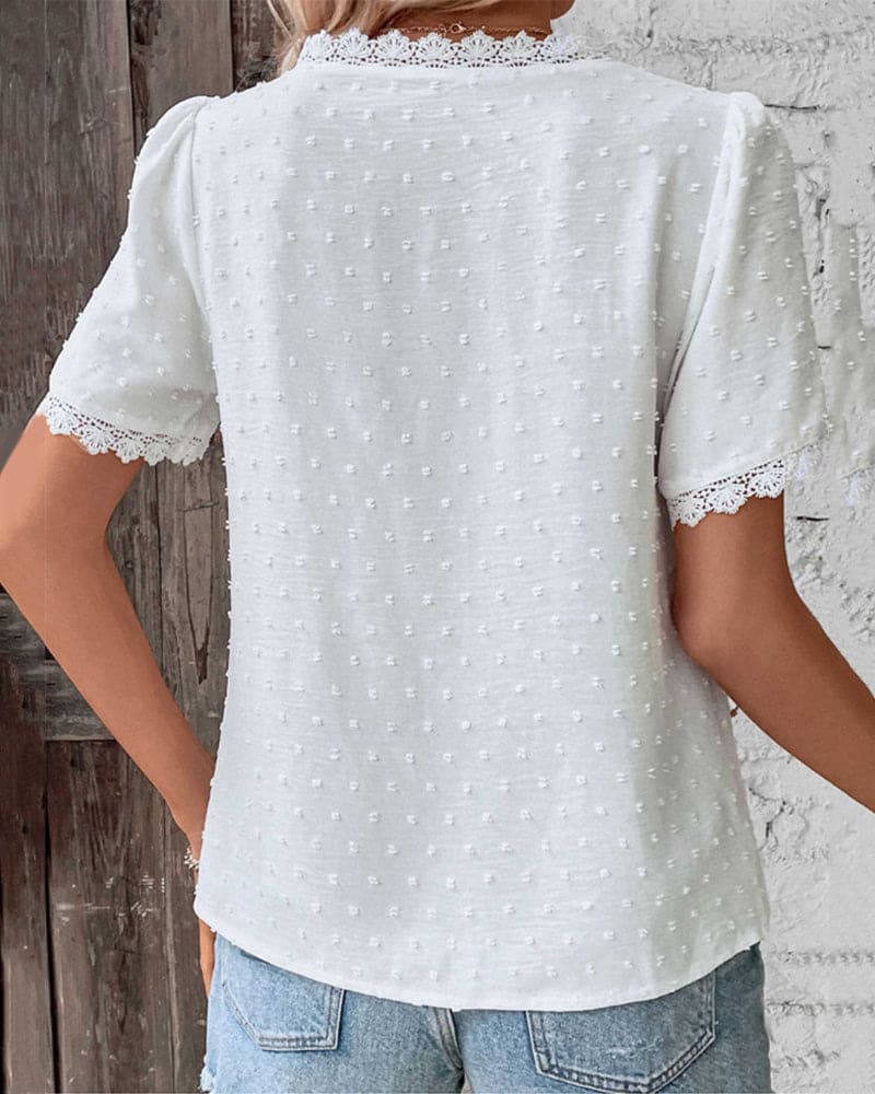 top blouses : Sophie – Blouse Vintage en Coton avec Détails en Dentelle et Manches Bouffantes in van Seroa