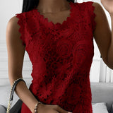 top blouses : Sophie – Blouse élégante sans manches en dentelle avec broderie florale in Rouge van Seroa