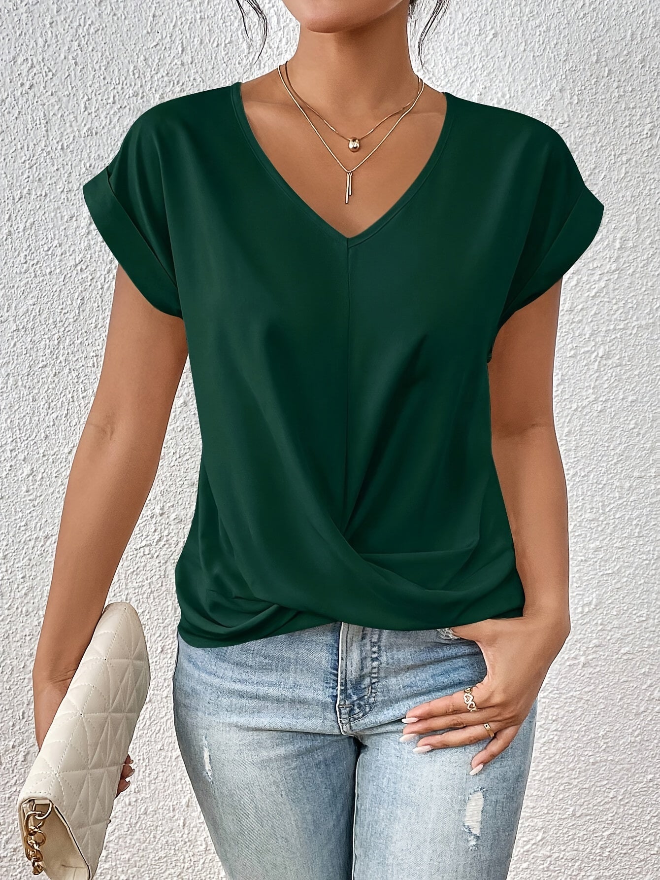 top blouses : Olivia - Blouse Décontractée à Col V avec Manches Courtes et Drapé in Vert van Seroa