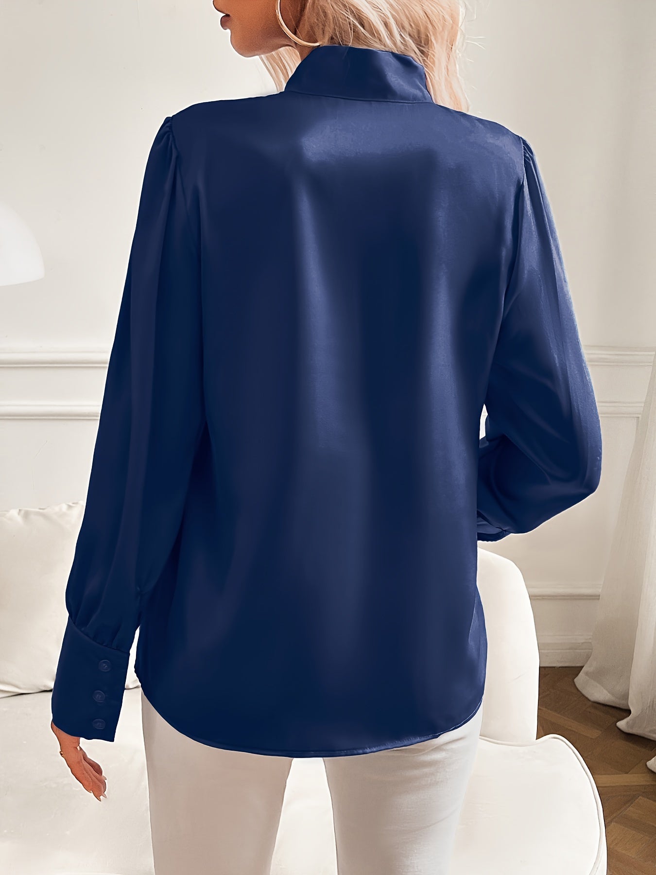 top blouses : Sadie – Élégant Chemisier en Satin à Manches Longues avec Nœud Lavallière in van Seroa