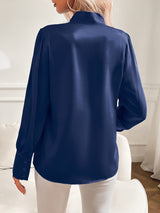 top blouses : Sadie – Élégant Chemisier en Satin à Manches Longues avec Nœud Lavallière in van Seroa