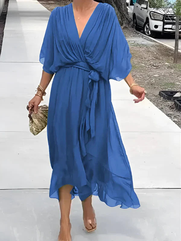 dresses : Alina – Robe Élégante Portefeuille en Mousseline à Col en V et Coupe Fluide in Bleu van Seroa