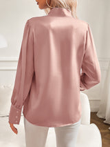 top blouses : Sadie – Élégant Chemisier en Satin à Manches Longues avec Nœud Lavallière in van Seroa