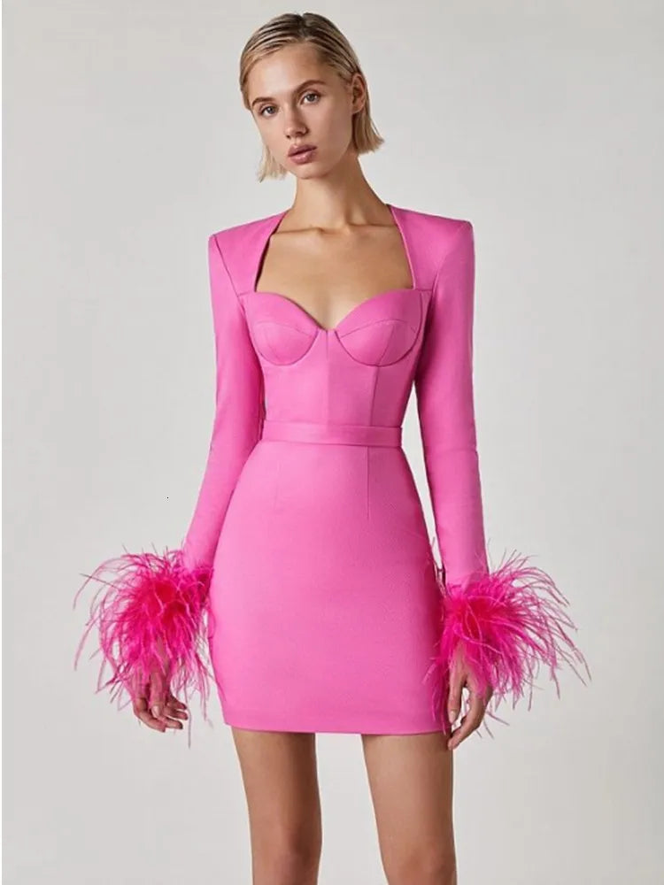 dresses : Zoe – Robe mini structurée de luxe avec poignets à plumes in Rose van Seroa