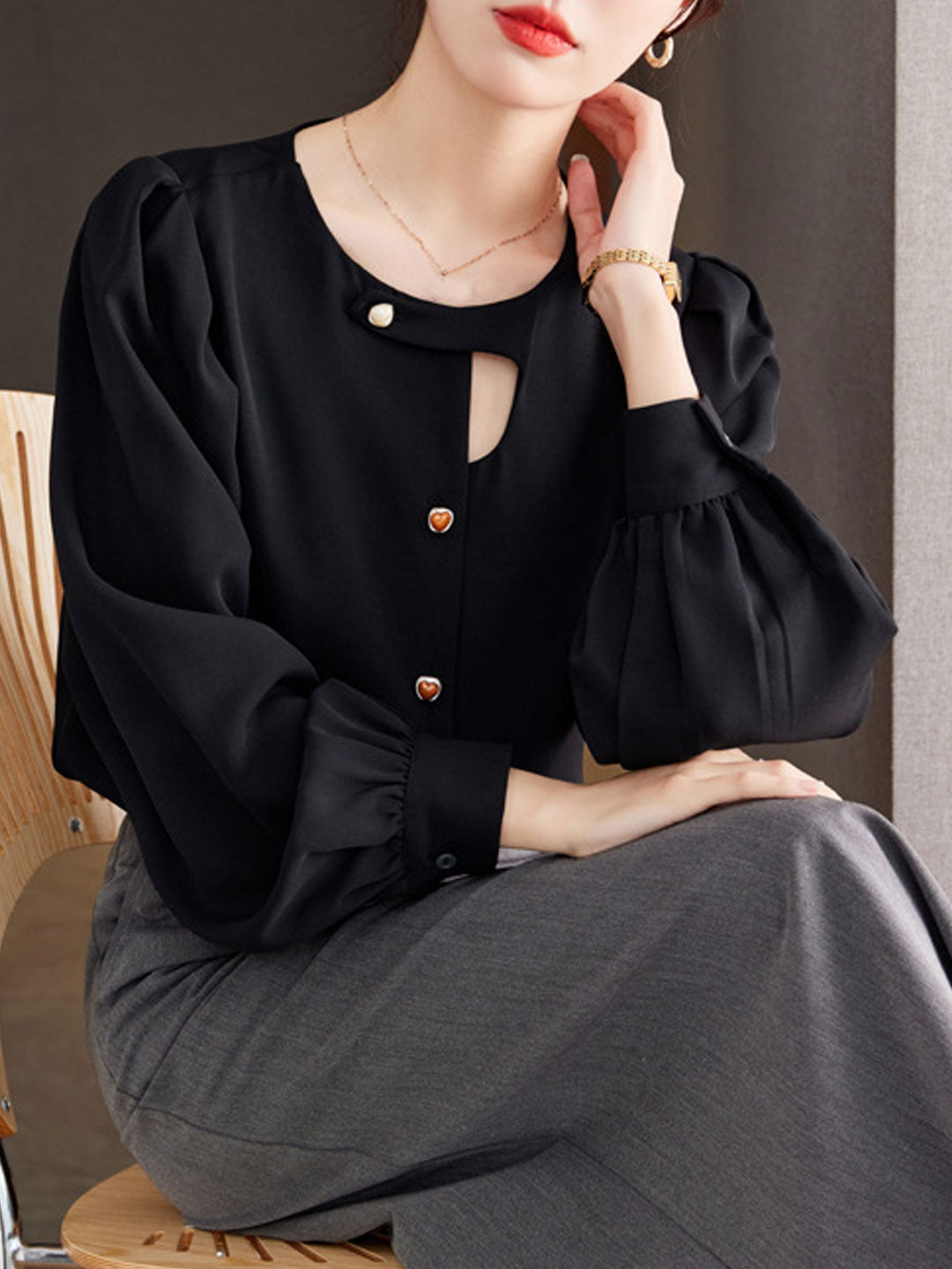 top blouses : Isabelle - Blouse Élégante Boutonnée avec Manches Bouffantes in van Seroa