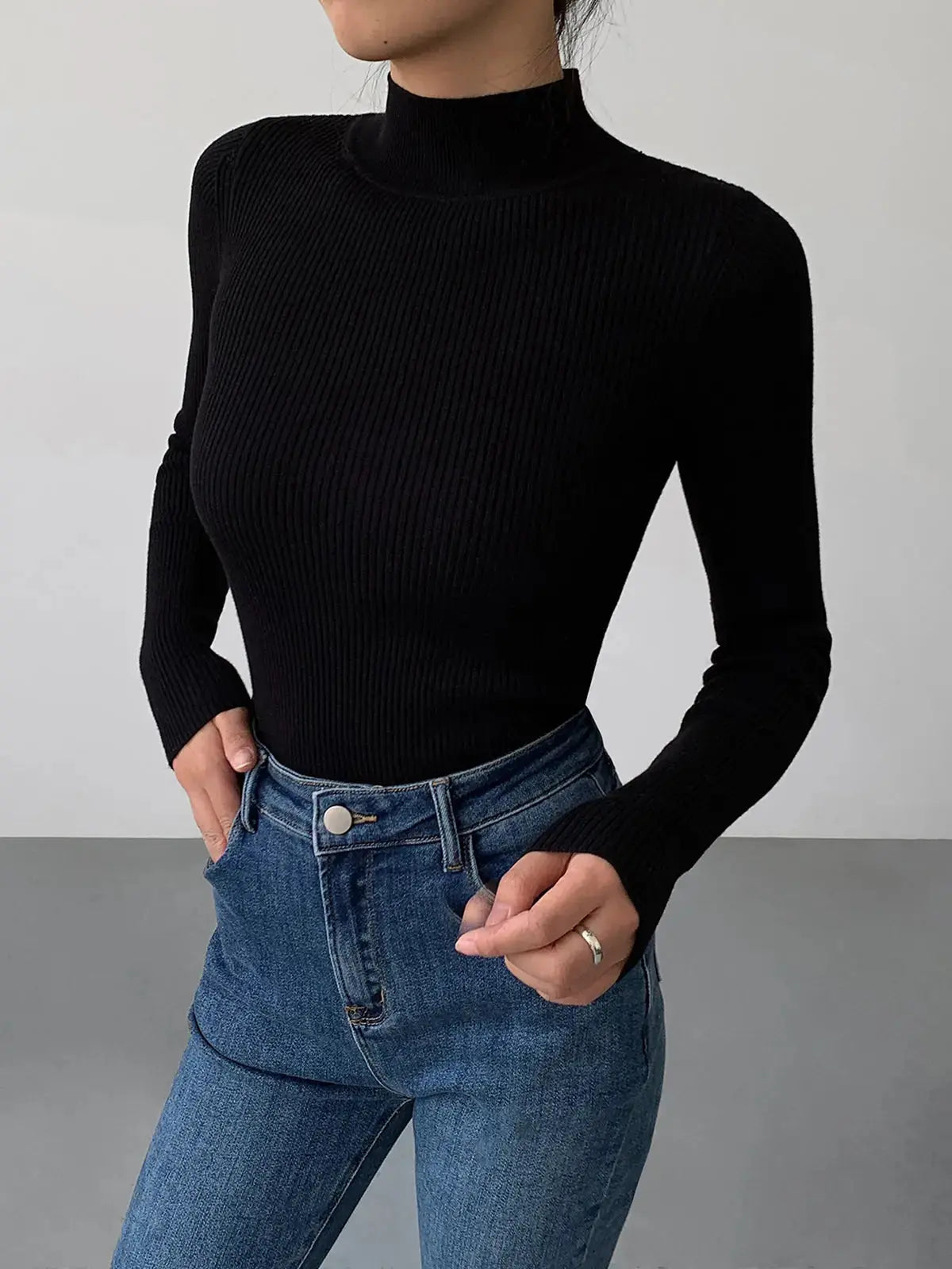 top blouses : Chloe - Haut Col Roulé Côtelé Chic et Ajusté in Noir van Seroa