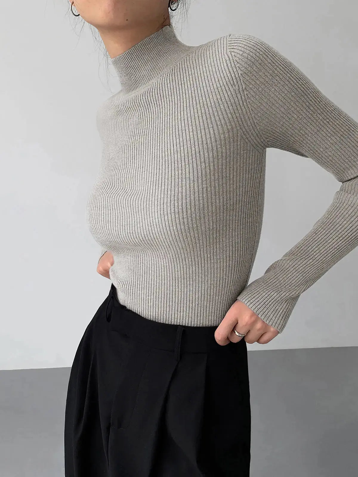 top blouses : Chloe - Haut Col Roulé Côtelé Chic et Ajusté in Gris clair van Seroa