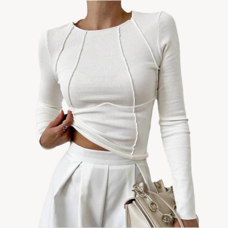 top blouses : Livia – Haut Tendance Côtelé à Manches Longues avec Coutures Apparentes in Blanc van Seroa
