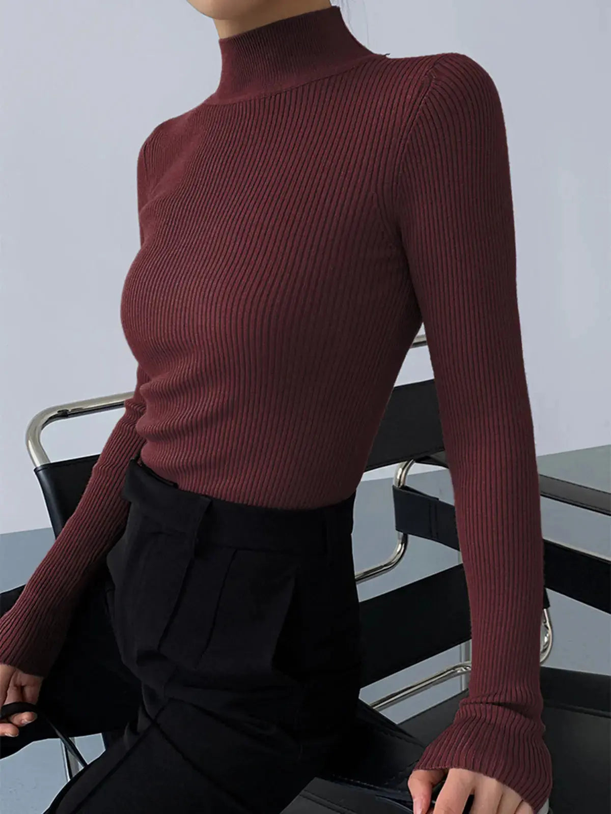 top blouses : Chloe - Haut Col Roulé Côtelé Chic et Ajusté in Bourgogne van Seroa