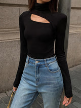 top blouses : Ava - Haut Col Roulé Asymétrique avec Découpe Élégante in Noir van Seroa