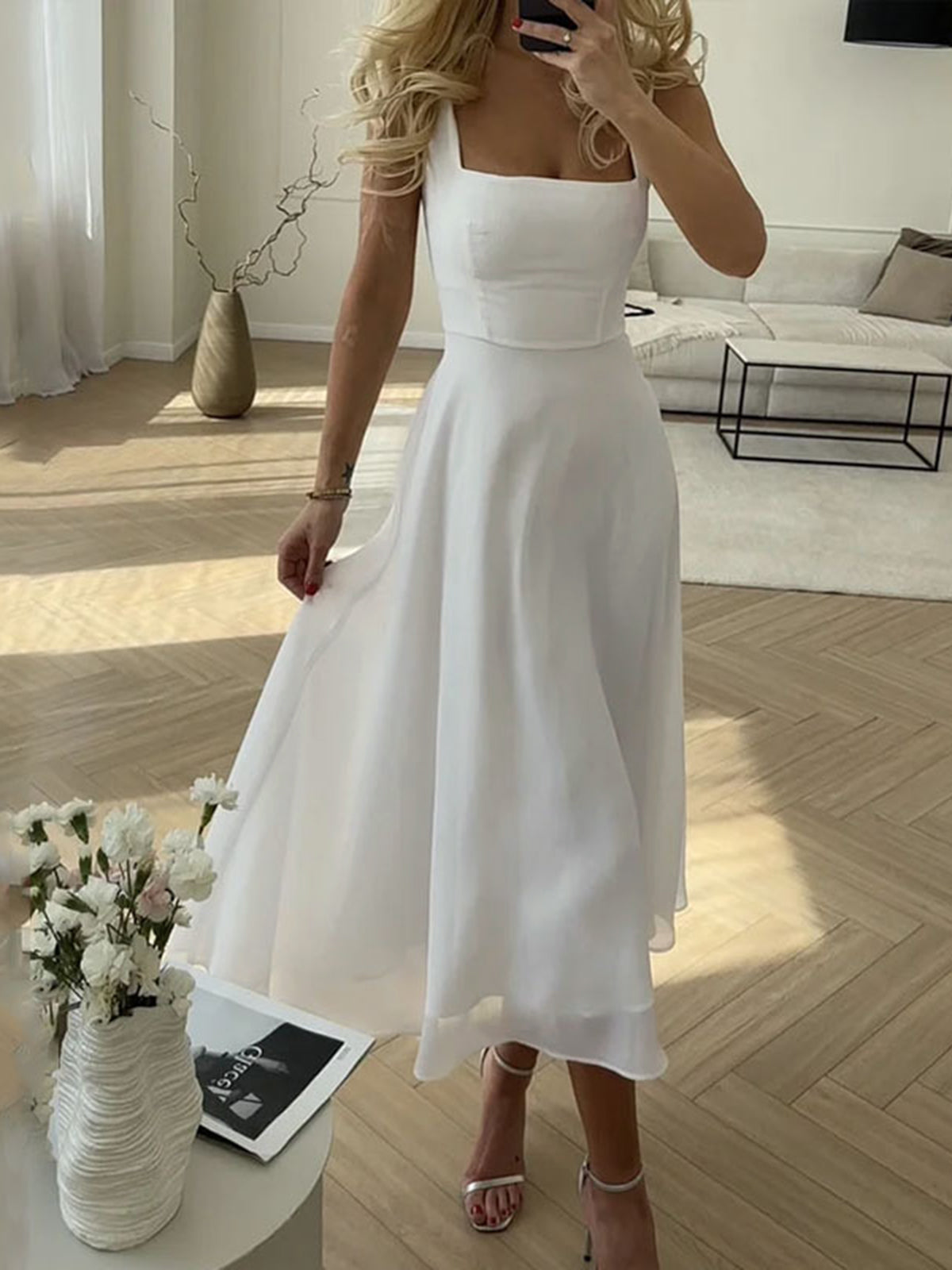 dresses : Skylar – Robe Midi Élégante et Fluide Sans Manches avec Encolure Carrée in van Seroa