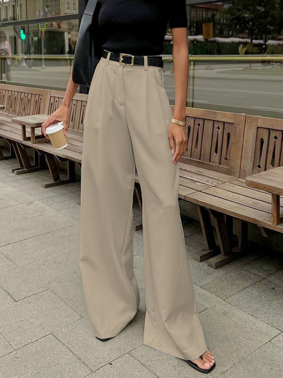 skirts : Victoria – Pantalon taille haute à jambes larges avec plis élégants in Kaki van Seroa