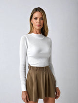 top blouses : Chloe - Haut Col Roulé Côtelé Chic et Ajusté in Blanc van Seroa