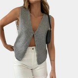 top blouses : Ella – Top sans Manches en Maille, coupe Ajustée et Design fendu in Gris van Seroa