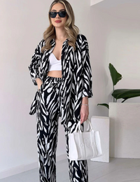 Damen zweiteiliges Set mit Oversize-Hemd und fließender weißer Hose