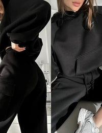 Damen Sportset mit Trainingsanzug und Cargo-Taschen