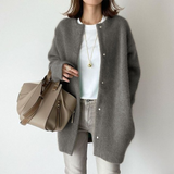 other : Grace – Gilet minimaliste et confortable à boutons, en mélange de laine in Gris van Seroa