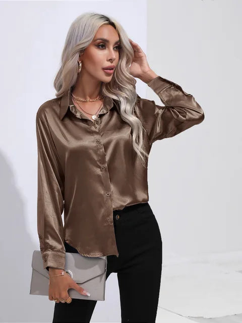 top blouses : Sophie - Blouse élégante en satin avec fermeture boutonnée et manches longues in Kaki foncé van Seroa