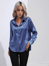 top blouses : Sophie - Blouse élégante en satin avec fermeture boutonnée et manches longues in Bleu van Seroa