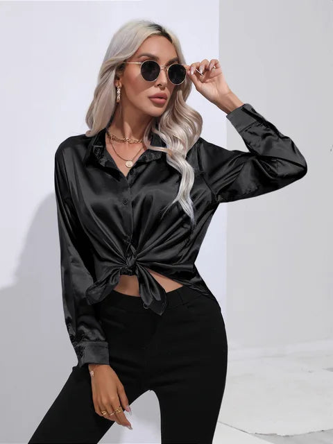 top blouses : Sophie - Blouse élégante en satin avec fermeture boutonnée et manches longues in Noir van Seroa