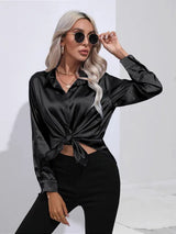 top blouses : Sophie - Blouse élégante en satin avec fermeture boutonnée et manches longues in Noir van Seroa