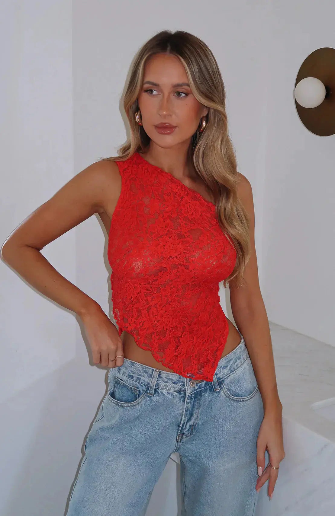 top blouses : Lena - Élégant Crop top Asymétrique en Dentelle avec dos Ouvert in Rouge van Seroa