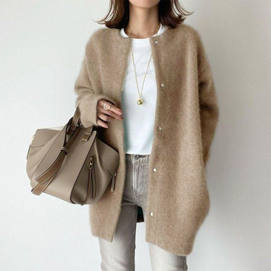 other : Grace – Gilet minimaliste et confortable à boutons, en mélange de laine in Kaki van Seroa