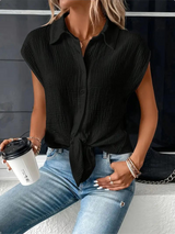 top blouses : Aria – Blouse Décontractée Sans Manches À Boutons Et Nœud Frontal in Noir van Seroa